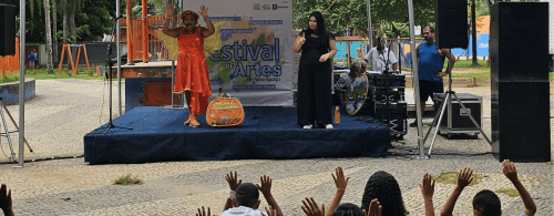 Apresentação da Fada Laranja na programação do Festival de Artes de Nova Iguaçu, na Feira Multicultural Tinguá na Praça.