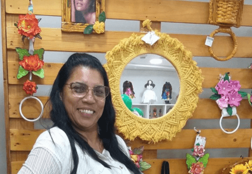 A artesã Carla Núbia, de Nova Iguaçu