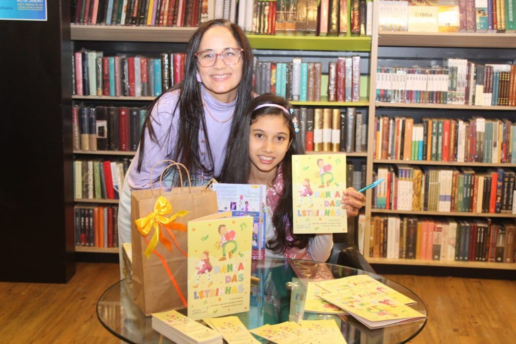 Mãe e filha escritoras. Ana Lúcia Nicolau e Ana Vitória Nicolau