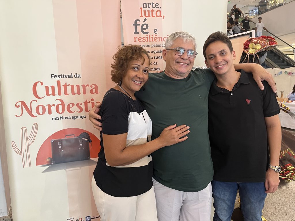 Denise Ribeiro e família no Festival da Cultura Nordestina em Nova Iguaçu