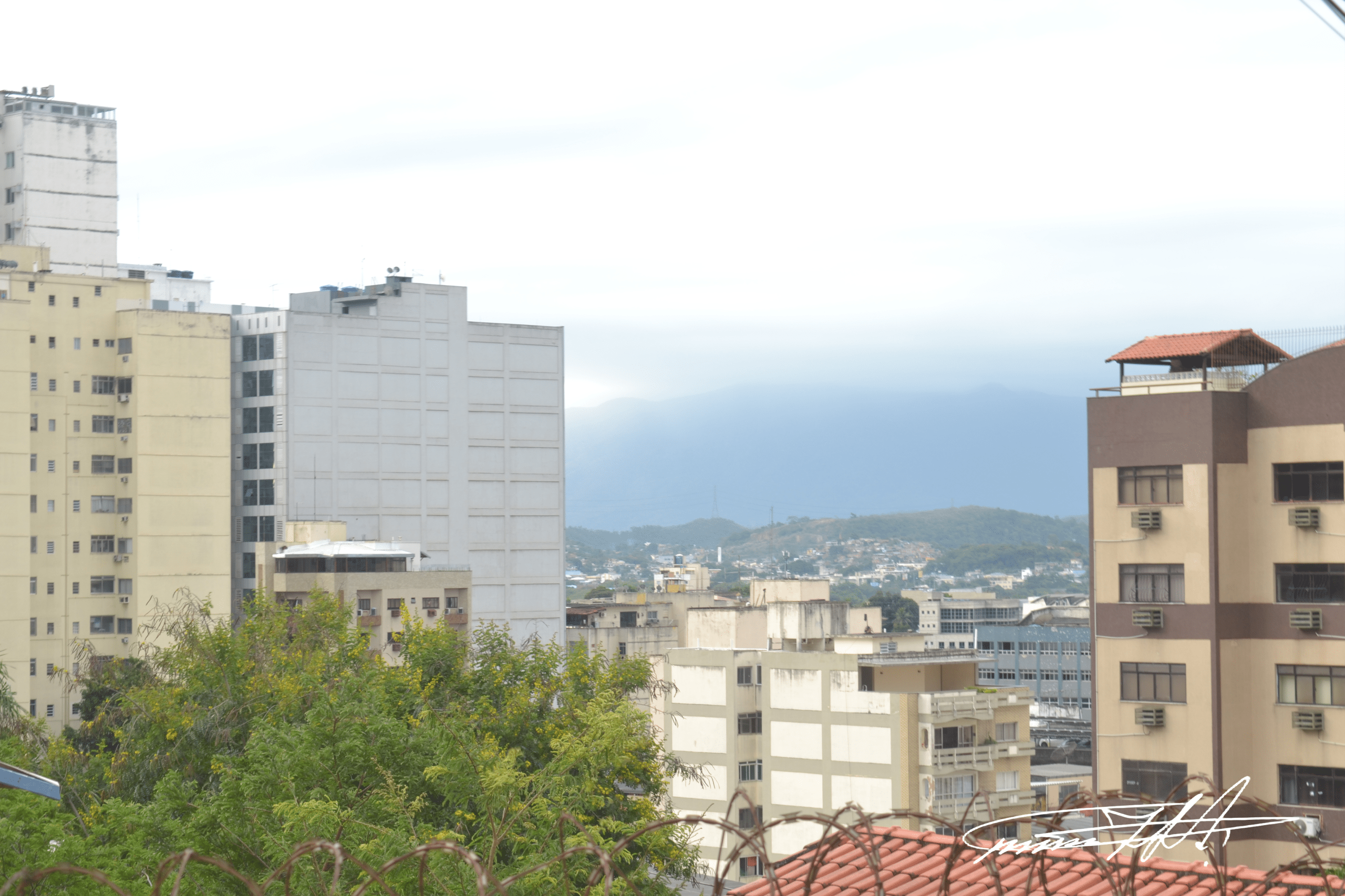 O céu atravessado pelo concreto