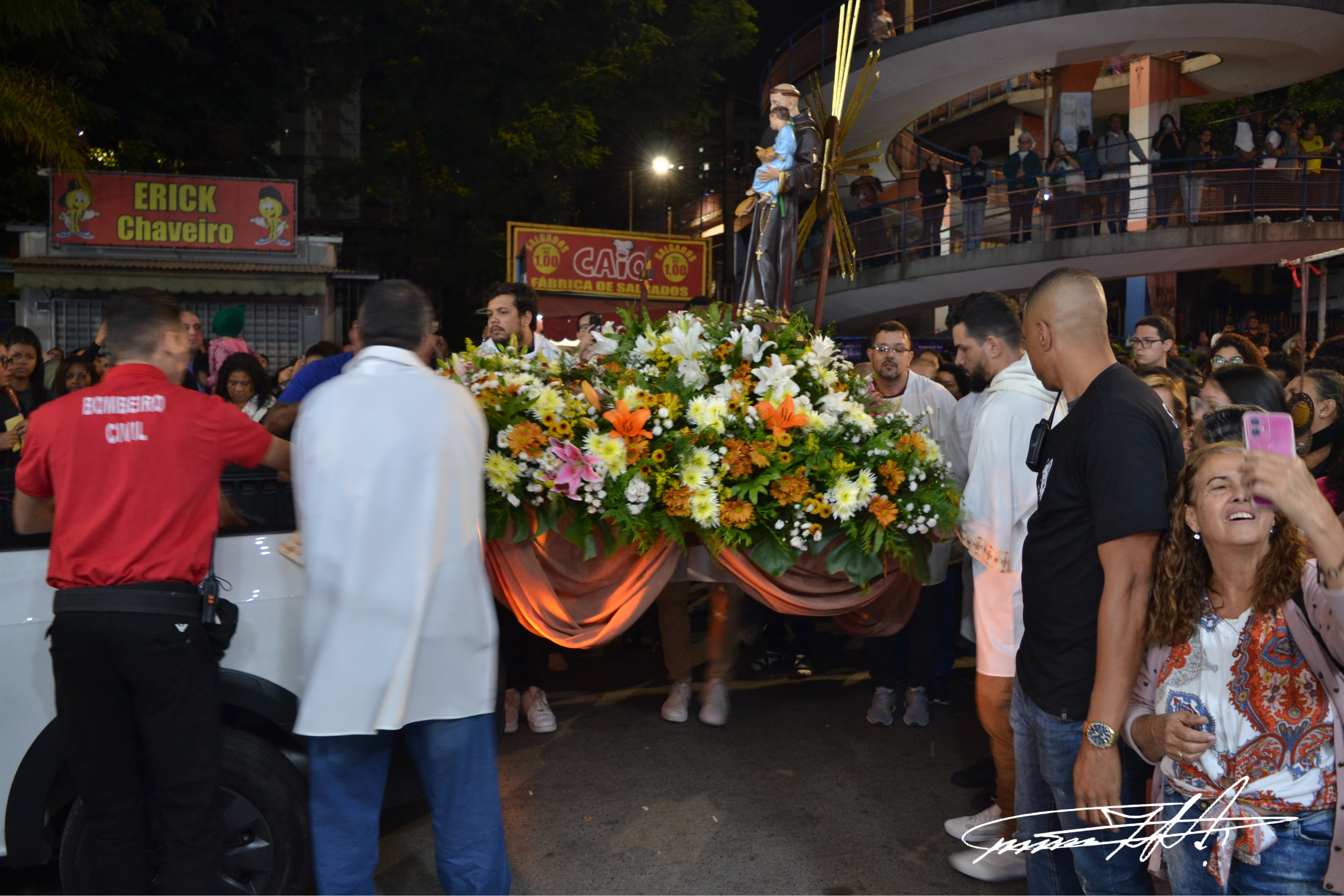 Entre luz e sombra, a crença se manifesta