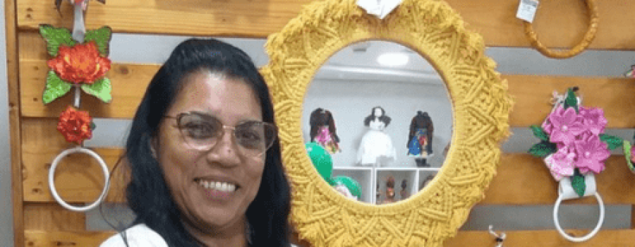 A artesã Carla Núbia, de Nova Iguaçu