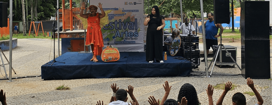 Apresentação da Fada Laranja na programação do Festival de Artes de Nova Iguaçu, na Feira Multicultural Tinguá na Praça.