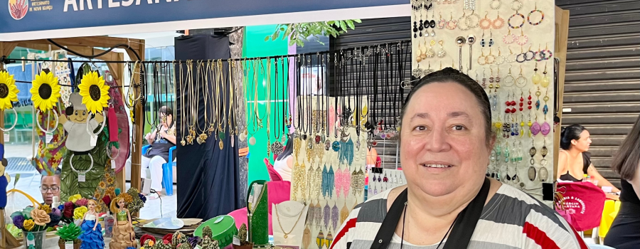 Márcia Sueli é artesã de Nova Iguaçu, criadora de bijuterias. Ela participa das feiras da Fenig e é uma das coordenadoras da Feira Top de Artesanato, no TopShopping